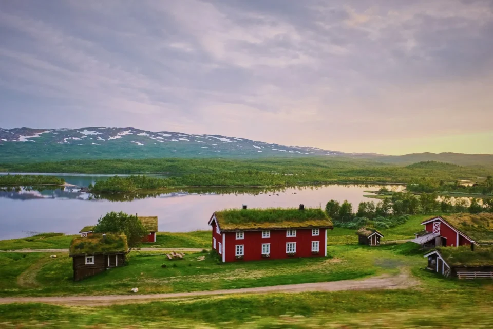 Reservbild. Röda hus med vita knutar vid en sjö.